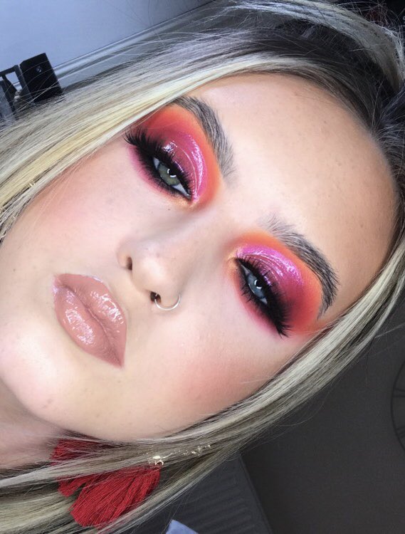 Sophh_0's tweet photo. This palette is my new baby.. if you don’t have this palette you NEED IT😱🤩 
First look created using the Laroc pro artistry palette!! 
Also tried the @SleekMakeUP pigment transformer drops with the sleek pigment ‘euphoric’ ❤️💖

https://t.co/XvWDC7G041 https://t.co/CZSDbDwSzu