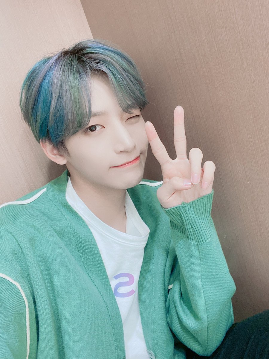 CRAVITY_twt's tweet photo. 러비티~ 안녕하세요!! 오늘 좋은 하루 보내셨나요?🥰아 맞다 그리고 러비티 오늘 저녁으로 피자 드셨나요?ㅋㅋ🍕
#크래비티 #정모 #러비티 #피자 #민초모 #고추냉이모 https://t.co/BxlrLXwZxc