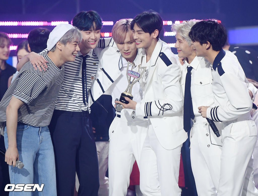 astroesthetic's tweet photo. congrats astro, congrats arohas💜 i'm so happy and so proud of astro i love them so much and they really deserve it i wanna cry (this photo hurts my heart) #ASTRO2ndWin #ASTRO_Knock1stwin @offclASTRO https://t.co/DwpFsMZu1H