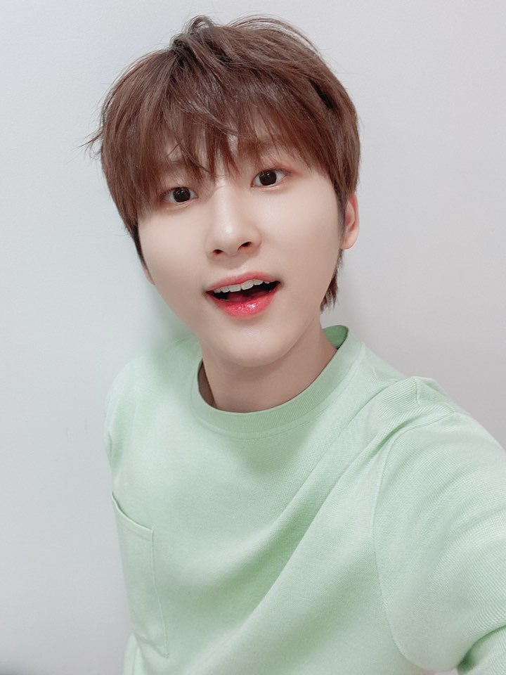 CRAVITY_twt's tweet photo. 러비티 오늘 쇼챔 보셨나요 ?
크래비티가 열심히 준비한
낯섦 안무버전은 어땠나 궁금해요 !

#크래비티 #낯섦 #룰다깨 #연두룹 #우빈 https://t.co/WYMna7SNWf