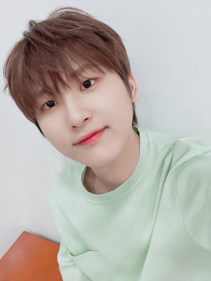 CRAVITY_twt's tweet photo. 러비티 오늘 쇼챔 보셨나요 ?
크래비티가 열심히 준비한
낯섦 안무버전은 어땠나 궁금해요 !

#크래비티 #낯섦 #룰다깨 #연두룹 #우빈 https://t.co/WYMna7SNWf