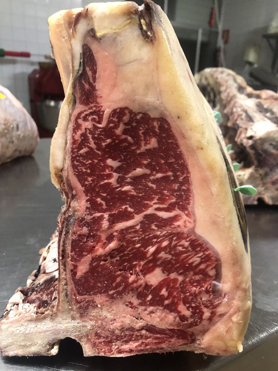 tonipons13's tweet photo. 17 kg de capritxo d’or #RubiaGallega amb una maduracio de 80 dies per fer el des confinament, vos agrada ??

@crestaig 
#capritxod’or #rubiagallega
#Frisona #TerneraGallega #Picanha #DryAged #Carnmadurarda #BeefPremium #Carnsdequalitat #vinsdequalitat #vi #vino #wine  #sapobla https://t.co/1x2e0uL0s2