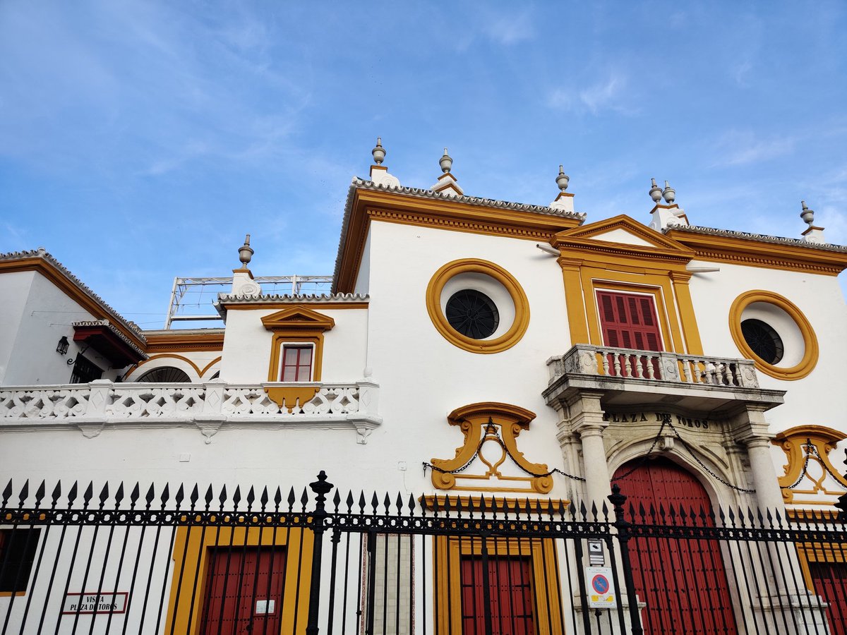 Another landmark you can go would be to the Plaza del Toros. If you interested in bullfighting, boleh datang tengok sini. Kena bayar ofcourse. Me? Tak nak tengok sebab kesian.