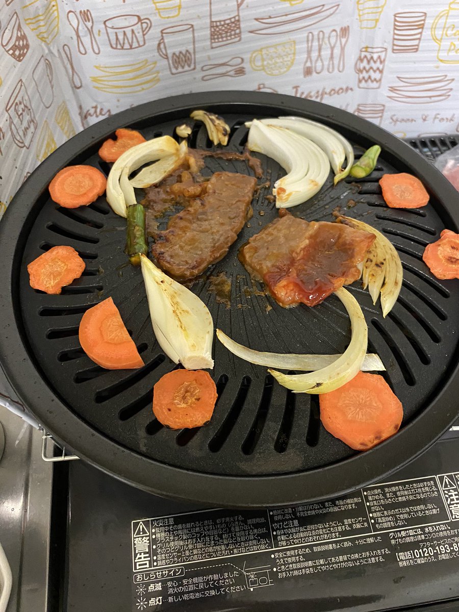 Shiho Auf Twitter ガスコンロにイワタニの焼肉プレートで焼肉 カセットコンロ推奨だから自己責任だけど とりあえず上手くいった 換気扇の下だし楽だよw煙も全然出なかった 匂いはつくけど思ってたよりマシかな 焼肉食べたいという欲望が満たされた