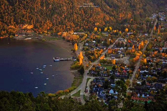 Los primeros rayos de sol del dia "iluminan" el amarillo de los álamos en la zona cercana al Lago Lacar.en San Martín de los Andes.
Foto: Marcelo Kurt