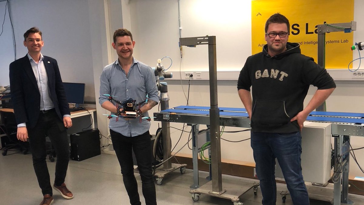 OsloMet's tweet image. I dag har Dennis Larsen og Kristoffer Valderhaug vist 
@Henrikasheim
 robotlabben ved Institutt for maskin, elektronikk og kjemi (MEK) 
@teknologidesign
 #elektroingeniør
#ingeniørstudenter
#robotikk
