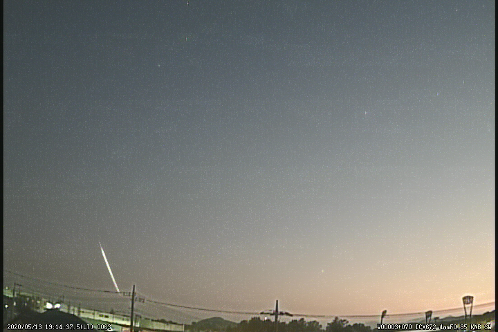 藤井大地 年5月13日19時14分に流れた火球を 平塚から南西の空に向けた広角カメラで見た様子です 夕焼けが残る薄明の空を流れました
