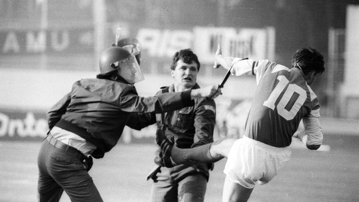 THREADIl y a 30 ans le 13 mai 1990 le Dinamo Zagreb recevait l’Etoile Rouge de Belgrade dans son stade Maksimir.Un match qui n'aura jamais lieu et dont les affrontements dans le stade feront écho au futur éclatement de la Yougoslavie.Retour sur cet épisode symbolique 