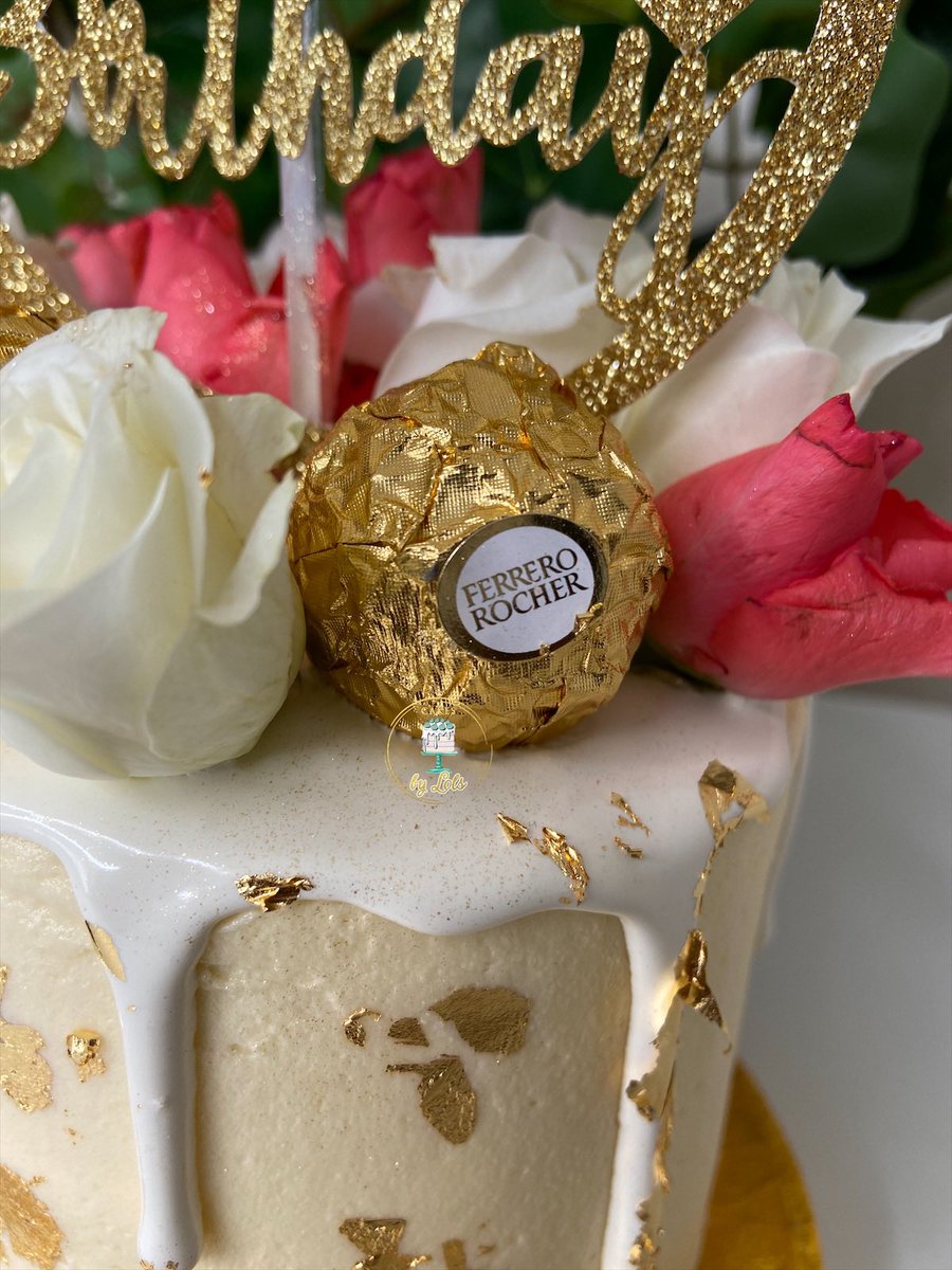 Mini (4”) red velvet drip cake topped with fresh roses & Ferrero rocher, finished with edible gold leaf✨
#birthdaycake #happybirthday #eastlondonbaker #bloom #roses #flowercake #dripcake #minicake #goldleaf #edible #ediblegold #maybirthday #londonbaker #petals