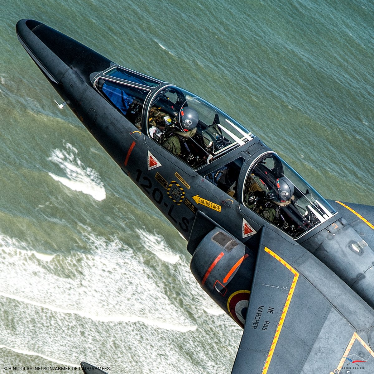 EscadronsChasse's tweet photo. L'#Alphajet reste en service malgré la fermeture de l'EAC puisque la 8 Escadre de Chasse opère exclusivement sur ce magnifique (et confortable !) petit oiseau. Et n'oublions pas la @PAFofficiel. 
#8EC #EE3_8 https://t.co/rhh6kiY3VS