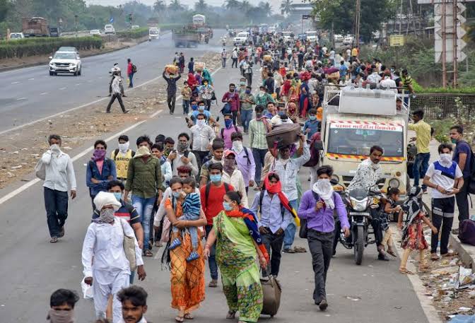 ErNeetesh854's tweet photo. #India vs bhart
भारत यानी मजदूर तप के लोग जो लाकडाउन में पैदल  पलायन करने पर मजबूर है जिससे इनकी जान को खतरा है और जाने भी जा रही है पर पर पर.....
इंडिया यानी अमीर तप के  लोगों को सरकार मिशन वंदे भारत के तहत वापस ला रही हैं ।मुझे इससे कोई आपत्ति नहीं हैं। https://t.co/z2Od4mfDtD