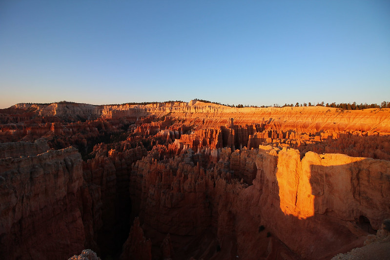 Good morning! It& #39;s Day 6: May 13, 2019.  @srepetsk and I are up early to catch the unmissable sunrise at Bryce Canyon. Staying up until 1AM to take long-exposure night shots at the canyon and then getting up before dawn to catch the sunrise? Not my best planning. But worth it!