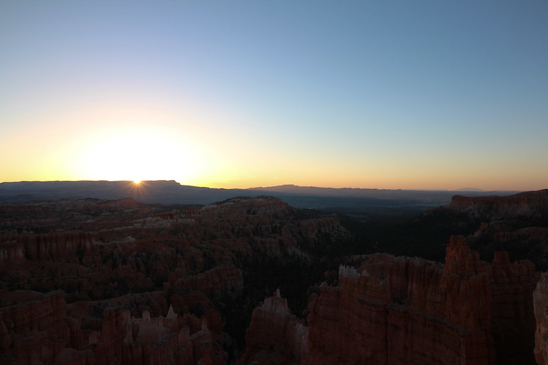 Good morning! It& #39;s Day 6: May 13, 2019.  @srepetsk and I are up early to catch the unmissable sunrise at Bryce Canyon. Staying up until 1AM to take long-exposure night shots at the canyon and then getting up before dawn to catch the sunrise? Not my best planning. But worth it!