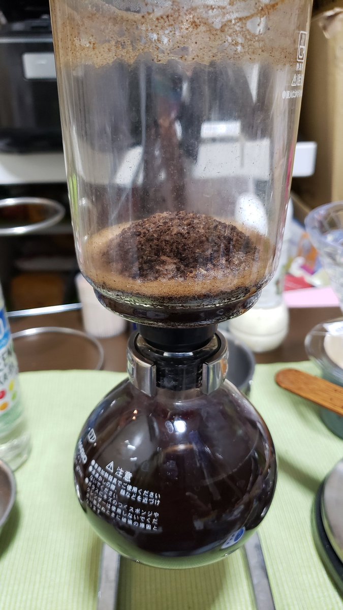 sora20180's tweet photo. 夜のコーヒー☕
#bubudecoffee×#baskingcoffee
さんの
#BirdFlower
本日はサイフォンで淹れてみた
ドリップで淹れた時と味が違う

浸透時間３８秒が長いのかな？
それとも温度?🤔

カップも違うしなー
やっぱりコーヒーは面白い

#コーヒー好きな人と繋がりたい https://t.co/TSfFR76WKQ