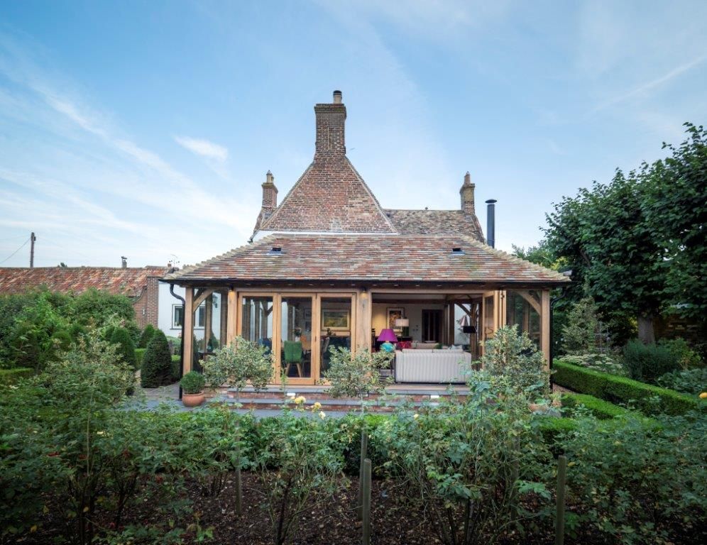 PrimeOakUK's tweet photo. This project features a sunken lantern, a great option for clients who want an orangery but need to avoid blocking first floor windows!

#oakframedbuilding #PrimeOak #orangery #extension #garden #bifolds #lifestyle #homeimprovements #space #light #bifoldingdoors #rooflight https://t.co/cN5DsNJG73