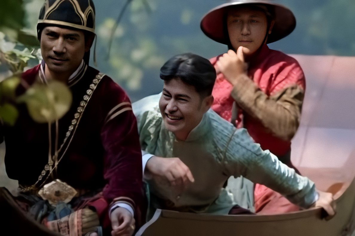 jormtap's tweet image. 𝙅𝙊𝙍𝙈𝙏𝘼𝙋
  𝙊𝘾/𝙏𝙃/𝙍𝙋

     ช่วงบ่ายคล้อยของวัน ชายหนุ่มผิวขาวในชุดไทยล่องเรือไปตามแม่น้ำ สายตาคอยสอดส่องรอบข้าง ที่มีผู้คนมากมายแถมยังครึกครื้นอีกต่างหาก

  "อยากทำความรู้จักกับผู้คนเสียจริง"

#จะทำความรู้จักกับคนที่มารีทวิต