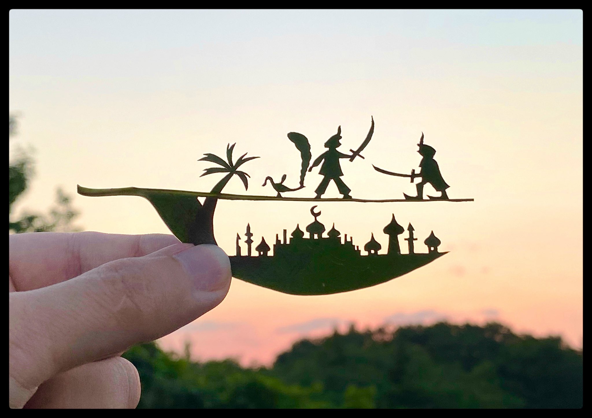 リト 葉っぱ切り絵 アラジンと魔法のランプ ランプを奪いに来た盗賊と対決するアラジンを制作 アラジン アリババ シンドバッド どれもイメージは似てるけど全然違うお話なんですよね 正直ごっちゃになりすぎて 開けゴマ を誰が言ったかも