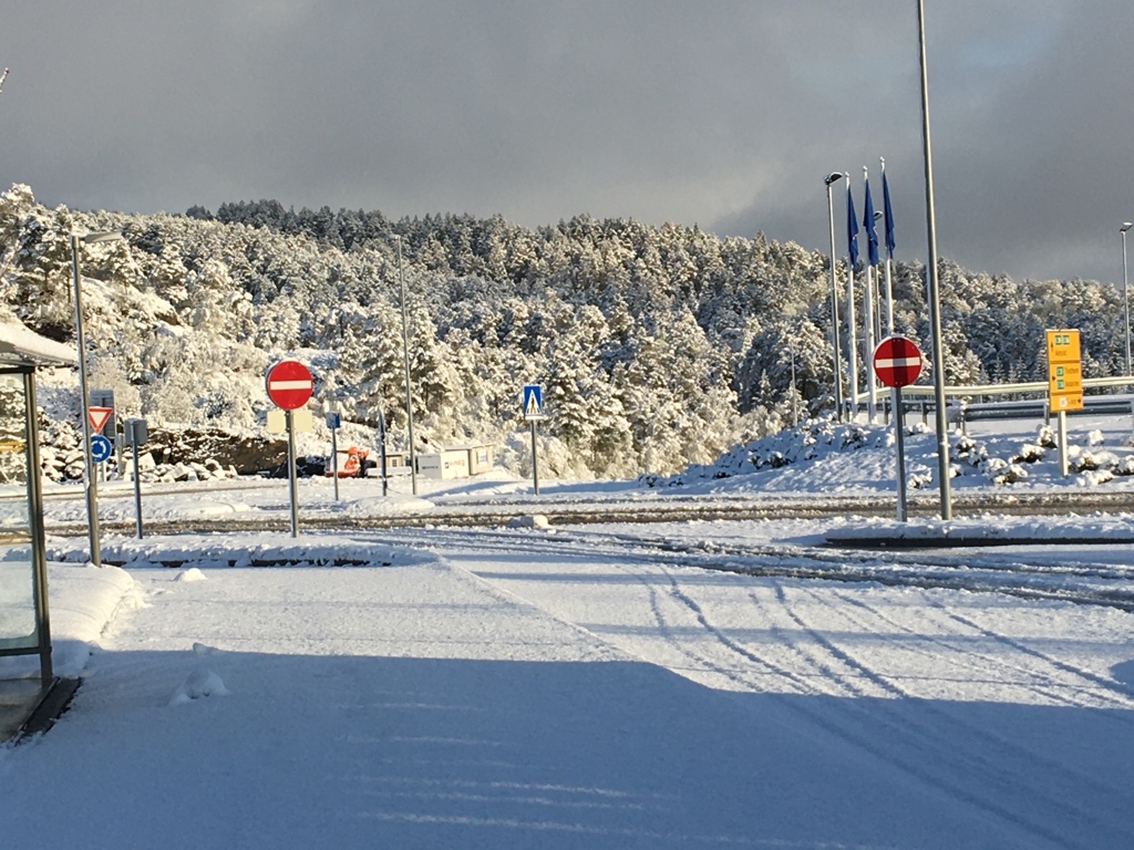 HeavyMetalJesus's tweet photo. Today, on Reasons Why I Hate Norway...
#fuckingsnow https://t.co/fpBPHTonWG