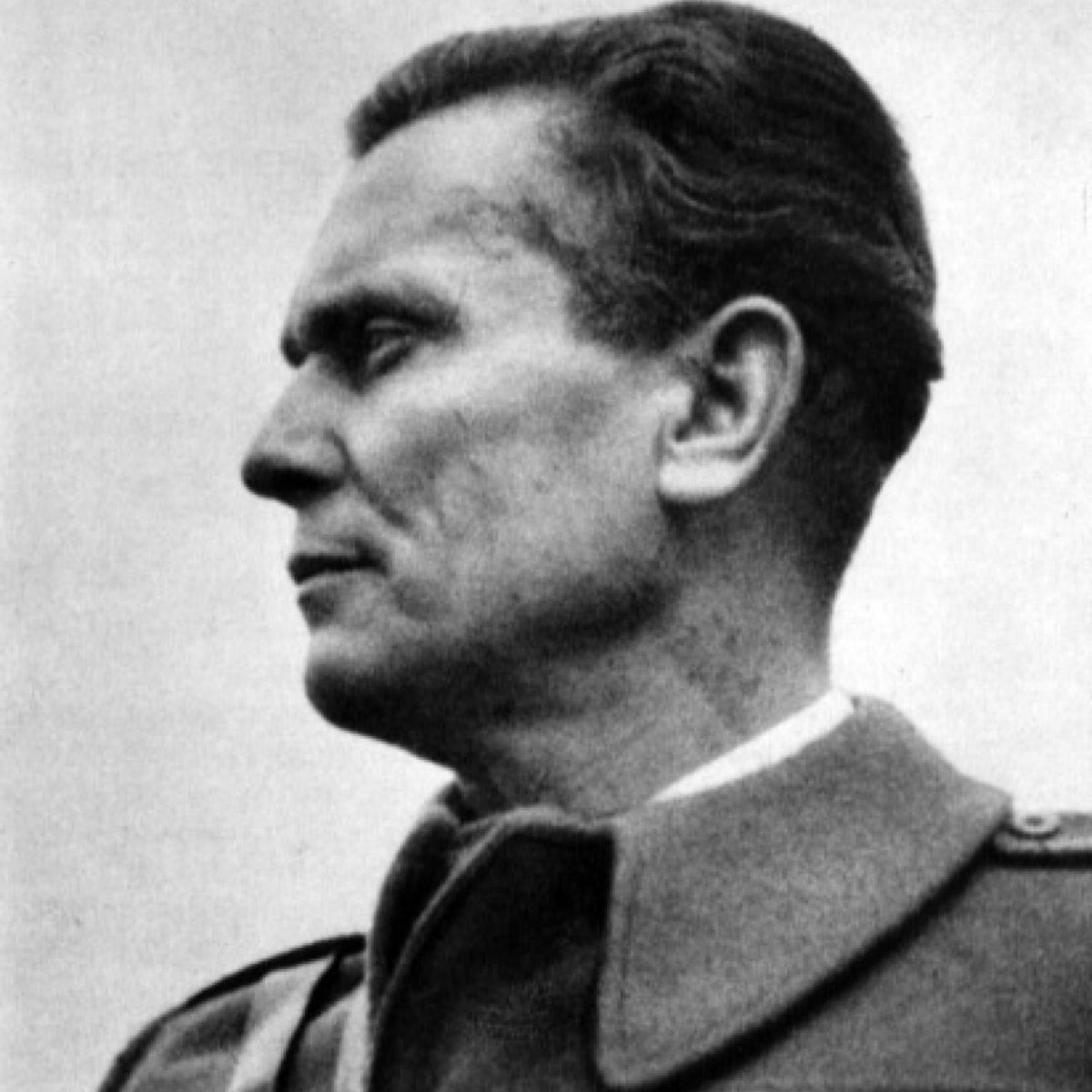 Pourquoi ? Josip Broz Tito a rétabli en 1945 la Yougoslavie (République socialiste fédérative de Yougoslavie), composé de 6 républiques.Durant près de 40 ans, cette fédération sera maintenue d'une main de fer par Tito, qui réprimera fortement les nationalismes.