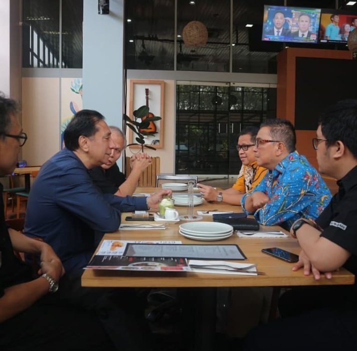 rajasinema's tweet photo. @Apni Pertama kalinya bertemu dan berbincang dengan 2 tokoh hebat pertelevisian: Bpk @helmyyahya dan Bpk @Apni.
Beliau2 menyambut dengan positif & antusias thd kegiatan Festival Film Bandung, hingga #FFB2019 akhirnya bisa live di TVRI.
Terima kasih pak, sukses selalu ๐๐ https://t.co/vb1Y5Kz8Yc