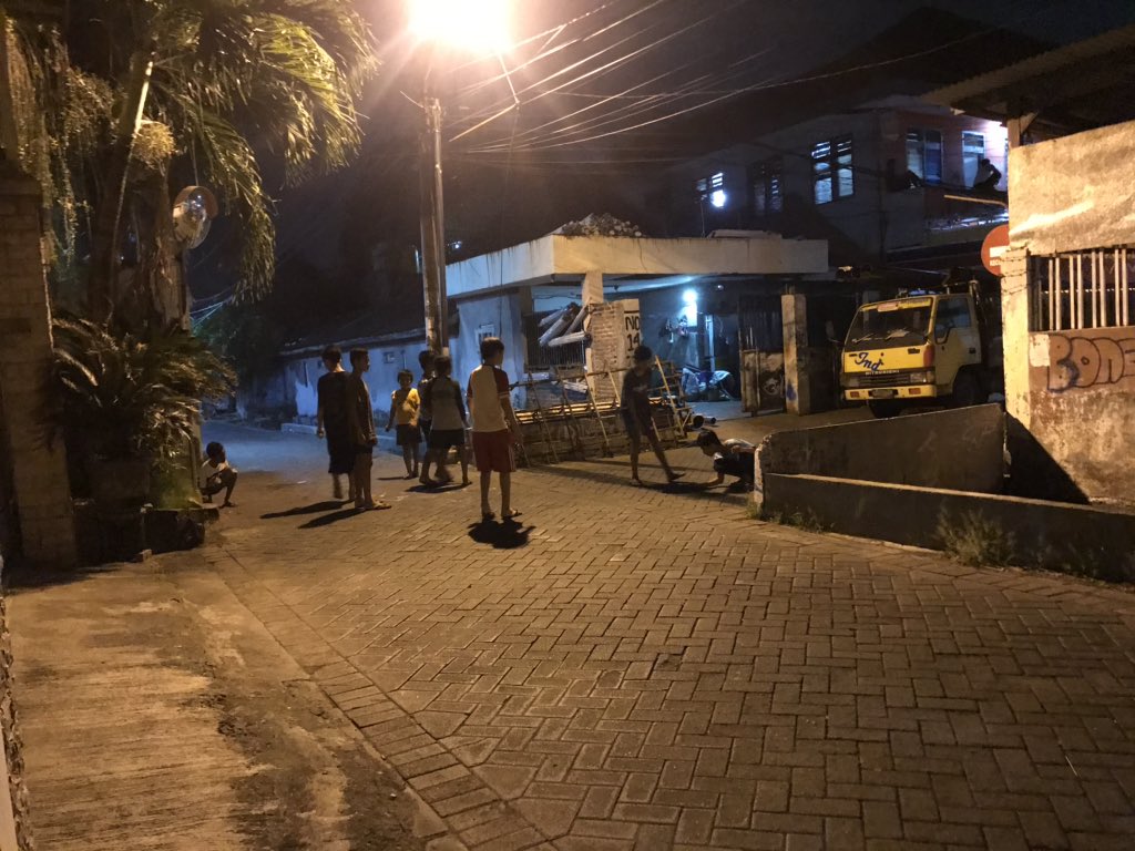 bunder23's tweet photo. Pemandangan di kampung saya yg menerapkan psbb, akses dari luar ditutup, apabila ada ojol/kiriman kita harus kedepan gang ambil barangnya sendiri tapi di dalam kampungnya anak2 maen mercon tanpa memakai masker dan tidak kenal jam, jam 4-5 pagi pun maen mercon. Psbb ?!?! @e100ss https://t.co/vXiN24QJ8N