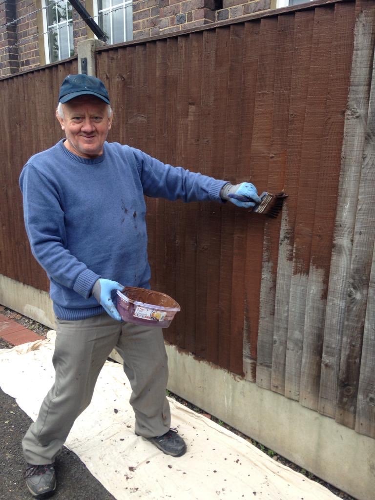 RuscoeR's tweet photo. Another amazing elder staying at home, keeping busy renovating the scheme garden fence 👏🏻👏🏻👏🏻 https://t.co/xnb4DdtNuG