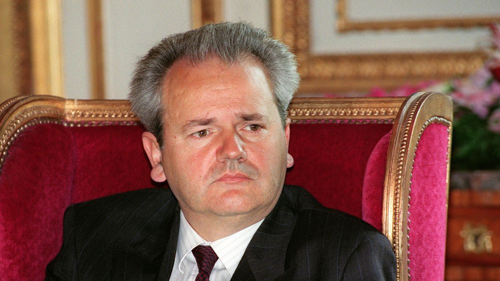 Par ailleurs Slobodan Milosevic, président de la république de Serbie depuis 1989, exacerbe le nationalisme serbe (se référer au discours du 28 juin 1989 au Kosovo) et il souhaite que la fédération de Yougoslavie soit encore plus centralisée autour de la Serbie.
