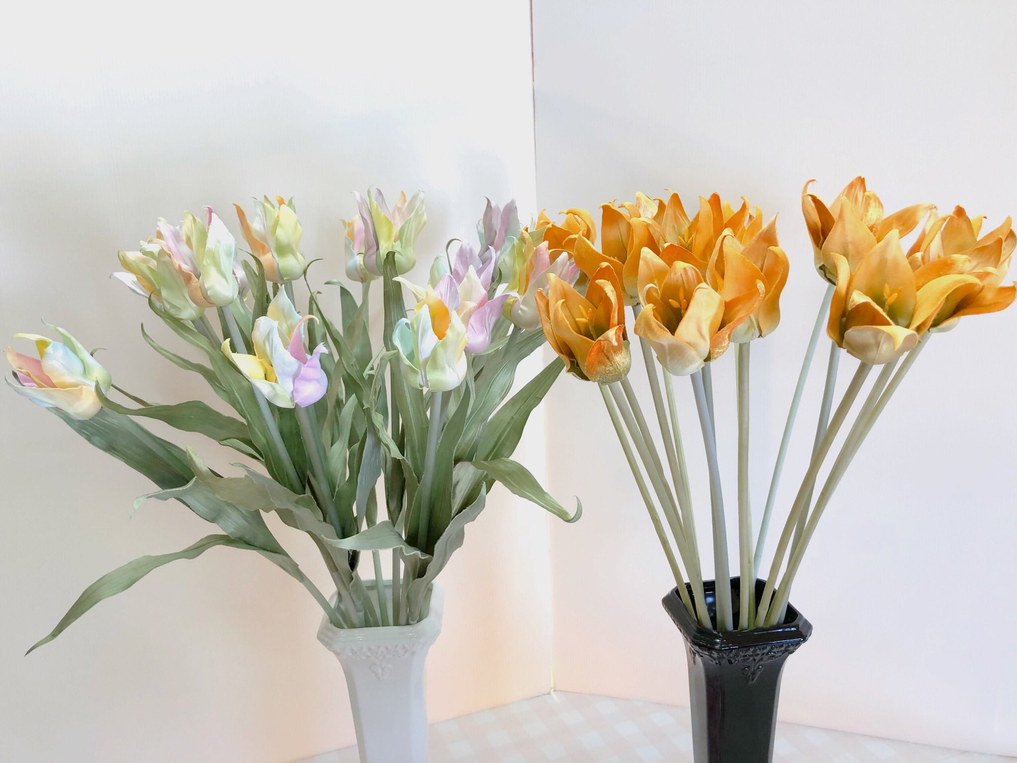 Flowerポプリhouse 様々な布花を制作中です オレンジ色のチューリップは 完成前でしたが 今日完成しました チューリップの花言葉 レインボー 希望の架け橋 オレンジ 照れ屋 はにかんでいるかのようなチューリップが咲き誇ってます 布花