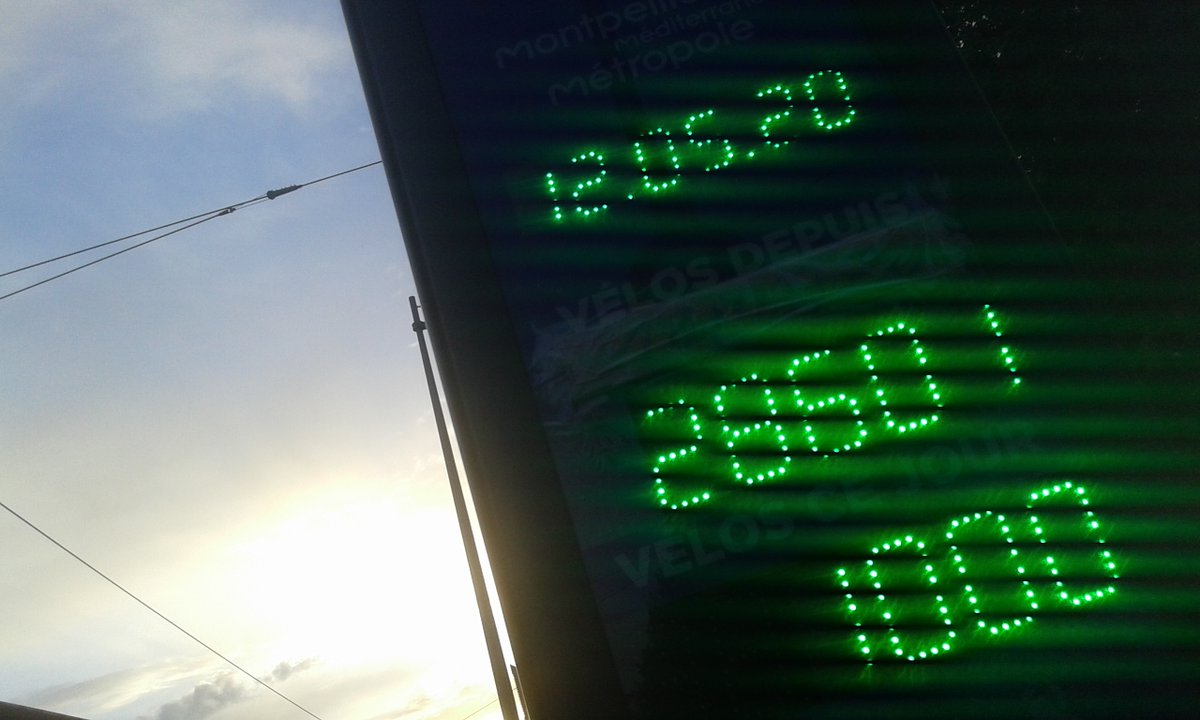 TotemsMtp's tweet image. Hier, mardi 12 mai, le retour du soleil ⛅️ a permis aux Montpelliérain.e.s de ressortir leurs 🚲, et @TotemAlbert1er a vu passer 1098 cyclistes, dont quelques #Vélomagg profitant des 2h offertes.
La barre des mille 🚴 n&apos;avait pas été franchie depuis le 14 mars ! 🎉 #reportmodal ?