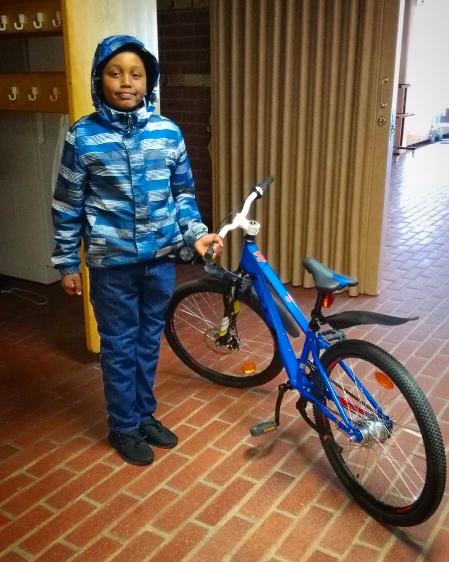 Abas kiittää CCH IH upeasta pyörästä. Perheessä muitakin sisaruksia ja pyörälle tulee paljon käyttöä. #pyöräily #icehearts #hyväntekeväisyys