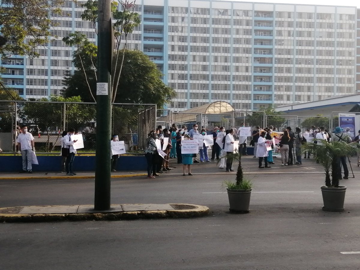 CtpPeru's tweet photo. Hoy los trabajadores de EsSalud afrontan una dura criris por falta de EPP y condiciones de trabajo a los que afrontan la 1ra línea de batalla. #FueraMolinelli https://t.co/Gg6J0rHjkg