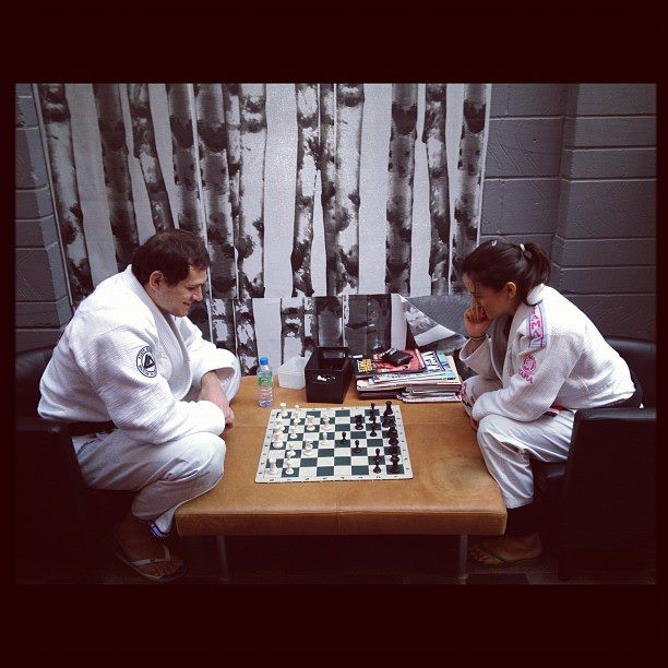 Andegemon's tweet image. Le Monde est notre terrain de Jeu 🌐♟️

Roger Gracie et Kyra Gracie aux #Échecs

#Déconfinement #Jiujitsu #Chess #Xadrez 
#Photographie #ArtsMartiaux #Santé #Zen
#AndegemonArt #DuelRDV #JeDisJoute