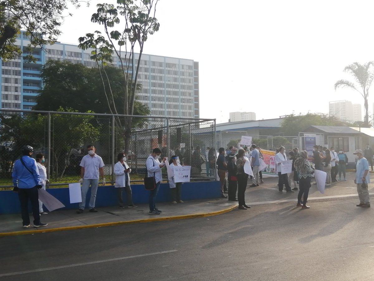 CtpPeru's tweet photo. Hoy los trabajadores de EsSalud afrontan una dura criris por falta de EPP y condiciones de trabajo a los que afrontan la 1ra línea de batalla. #FueraMolinelli https://t.co/Gg6J0rHjkg
