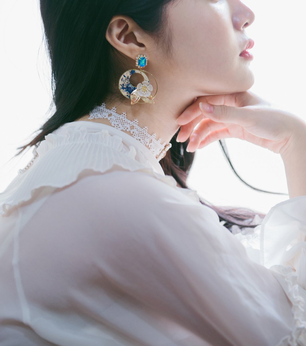 lilium__lily's tweet photo. RT+팔로우 이벤트🌊
오늘의 신상은 동양풍 일러스트 위에 실버펄로 특수도금된 꽃과 잎을 올려 입체적으로 작업한, 낙화유수. 무게감 때문에 기울어지는 부분을 이용해 원형 프레임을 매치한 감각적인 이어링이에요.

낙화유수(귀찌가능) 21,000
주문은 DM으로 부탁드립니다📩 https://t.co/Dmn844js37