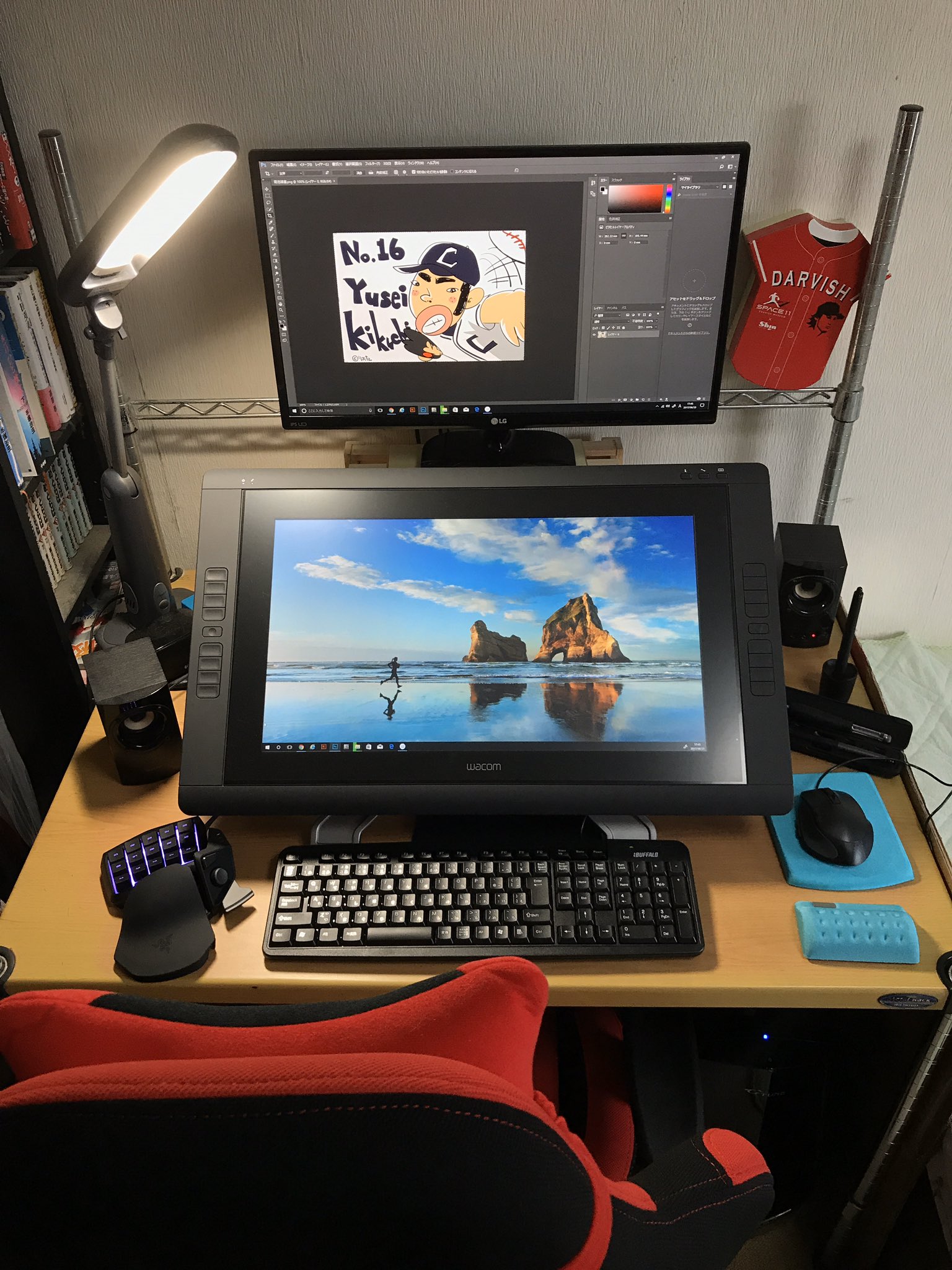 تويتر りおた イラストレーター على تويتر 絵描きの机の上が見たい ゲームセンターの一角みたいな 作業場でイラストに勤しんでます デカ過ぎて損は無かった液タブと 資料とyoutubeを眺められる サブディスプレイと ショートカット用左手デバイスの おかげで
