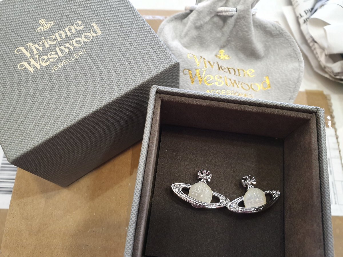 sakurac18672668's tweet photo. #VIVIENNEWESTWOOD #earrings #myfirstpair #cute #elegant #luxury https://t.co/k73c2vAWfp