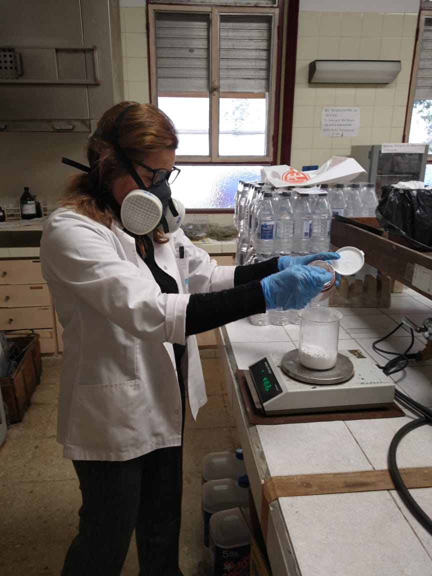 PrensaUNLPam_ok's tweet photo. #UNLPam #alcoholengel #DepartamentodeQuímica #FCEYN
Durante la presente semana, las docentes, Gladis Scoles y Carolina Castaño, produjeron en el Dpto. de Química de la FCEyN, 30 kg de alcohol en gel, que usará personal de la UNLPam. https://t.co/RNSdSzFUAt