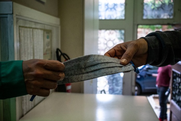 REPORTATGE I L'agreujant víric ha posat de manifest que durant la “normalitat” hi ha moltes persones que no tenen els seus drets garantits. Les persones sense sostre i les treballadores de la llar i de cures són algunes de les més afectades.Per <a href="/elenabulet/">Elena Bulet</a> diarieljardi.cat/la-covid-19-ag…