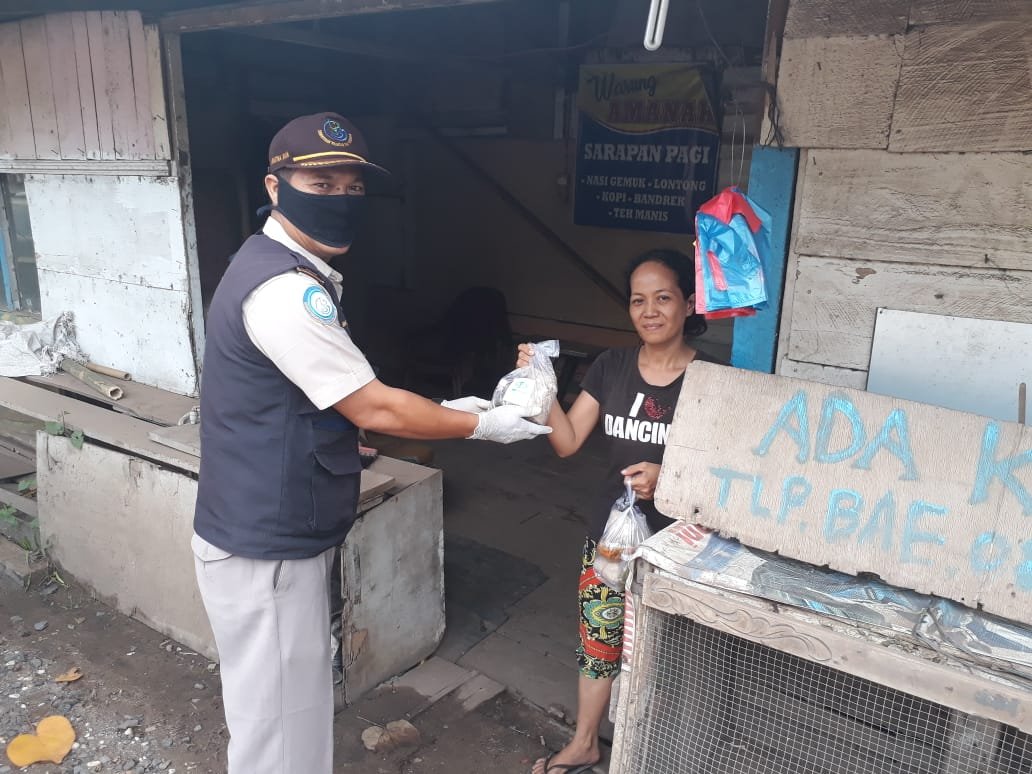 BPPMHKPJambi's tweet photo. Rabu 13/5/2020 Hari ke-14 penyaluran bantuan #nasiikan kepada masyarakat yg terdampak pandemi covid 19 sore ini disalurkan kepada warga sekitar selincah kota jambi
@desam1987 @Edhy_Prabowo @rinajanwar2201
@HumasBKIPM https://t.co/kv4K5jtH9Q