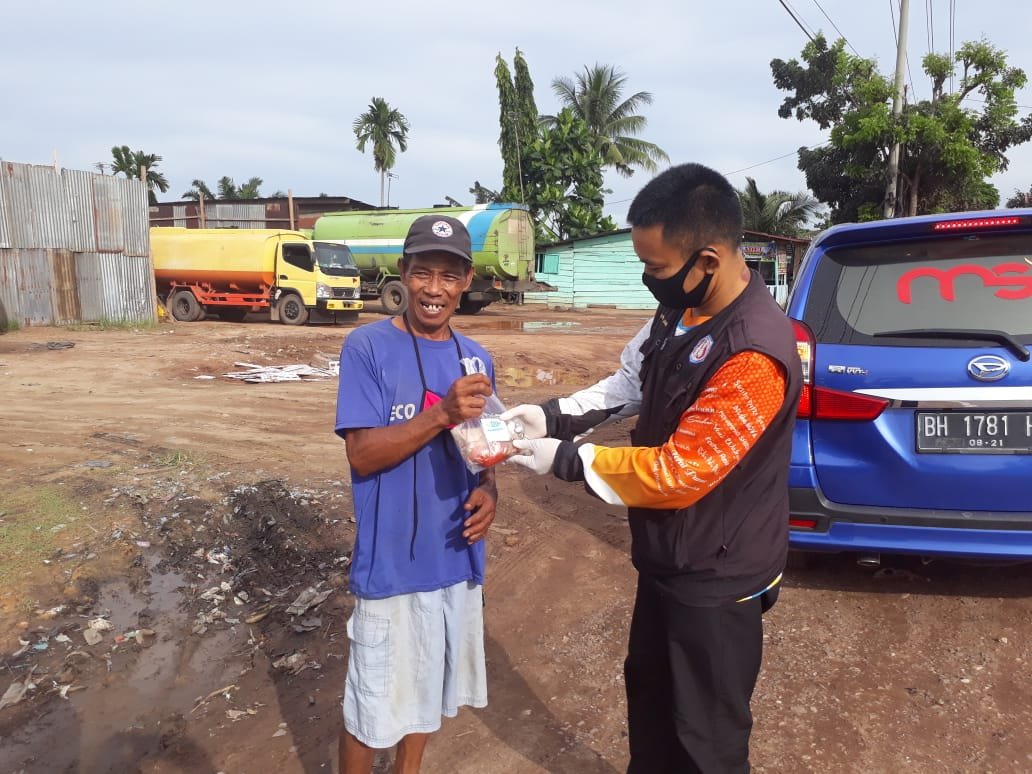 BPPMHKPJambi's tweet photo. Rabu 13/5/2020 Hari ke-14 penyaluran bantuan #nasiikan kepada masyarakat yg terdampak pandemi covid 19 sore ini disalurkan kepada warga sekitar selincah kota jambi
@desam1987 @Edhy_Prabowo @rinajanwar2201
@HumasBKIPM https://t.co/TgnnGWXVXX