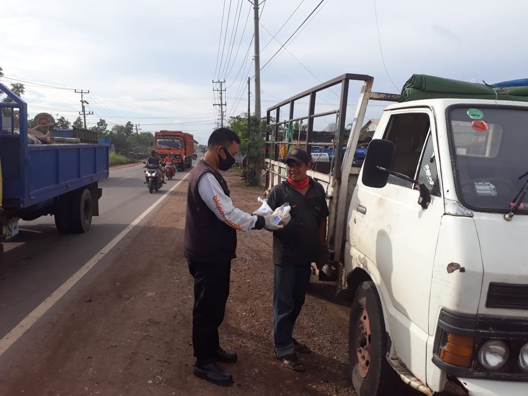 BPPMHKPJambi's tweet photo. Rabu 13/5/2020 Hari ke-14 penyaluran bantuan #nasiikan kepada masyarakat yg terdampak pandemi covid 19 sore ini disalurkan kepada warga sekitar selincah kota jambi
@desam1987 @Edhy_Prabowo @rinajanwar2201
@HumasBKIPM https://t.co/TgnnGWXVXX