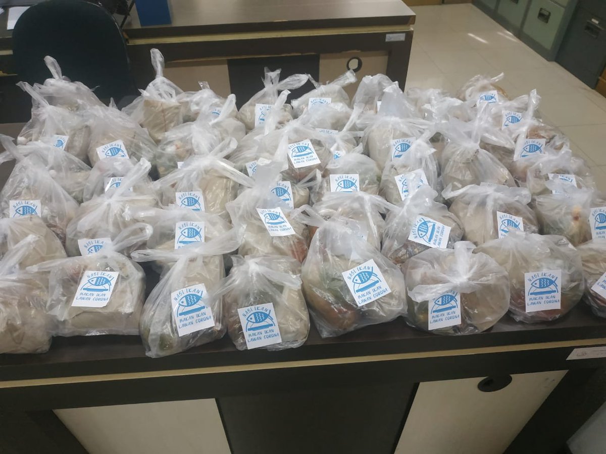 BPPMHKPJambi's tweet photo. Rabu 13/5/2020 Hari ke-14 penyaluran bantuan #nasiikan kepada masyarakat yg terdampak pandemi covid 19 sore ini disalurkan kepada warga sekitar selincah kota jambi
@desam1987 @Edhy_Prabowo @rinajanwar2201
@HumasBKIPM https://t.co/wYDo20zcXj