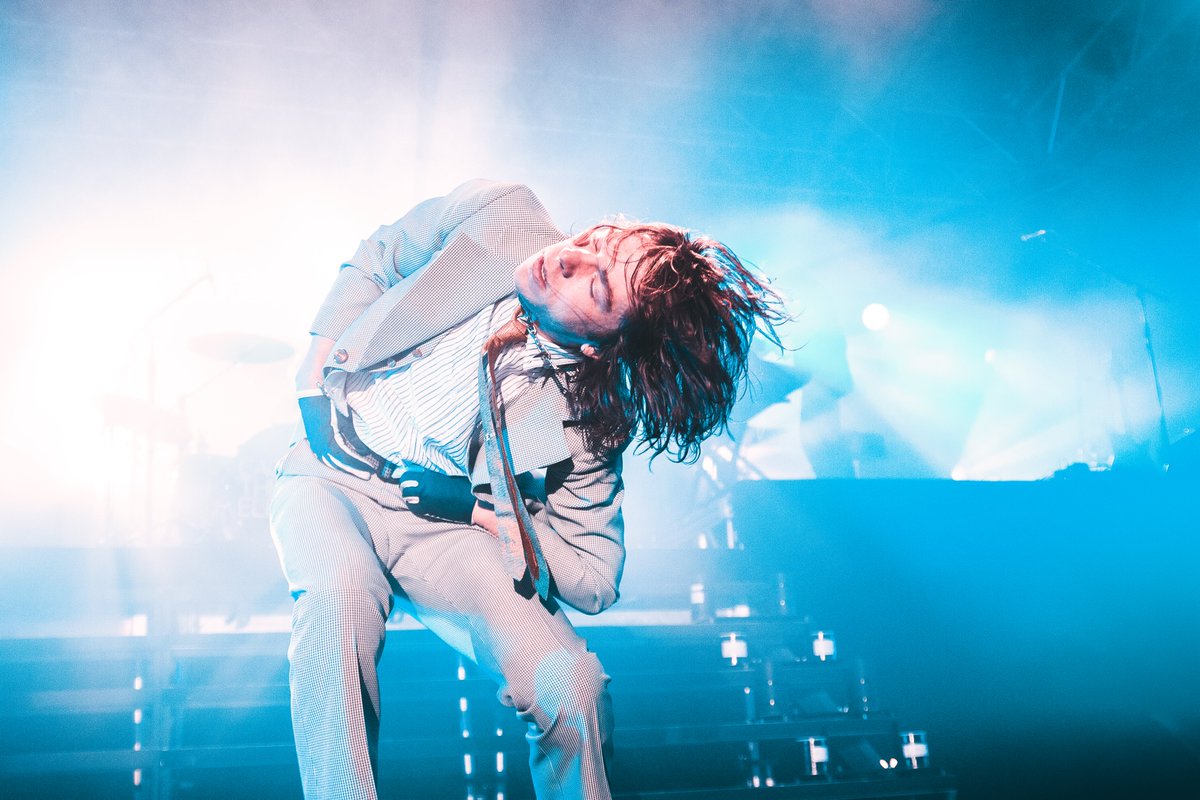 aAh_mag's tweet photo. Our photos of the week come courtesy of @tinyraindr0p's shoot of @CageTheElephant at @O2VicWarehouse!

#MattSchultz throwing shapes. 🕺 

#PhotooftheWeek // #CagetheElephant https://t.co/ggd435fBCA