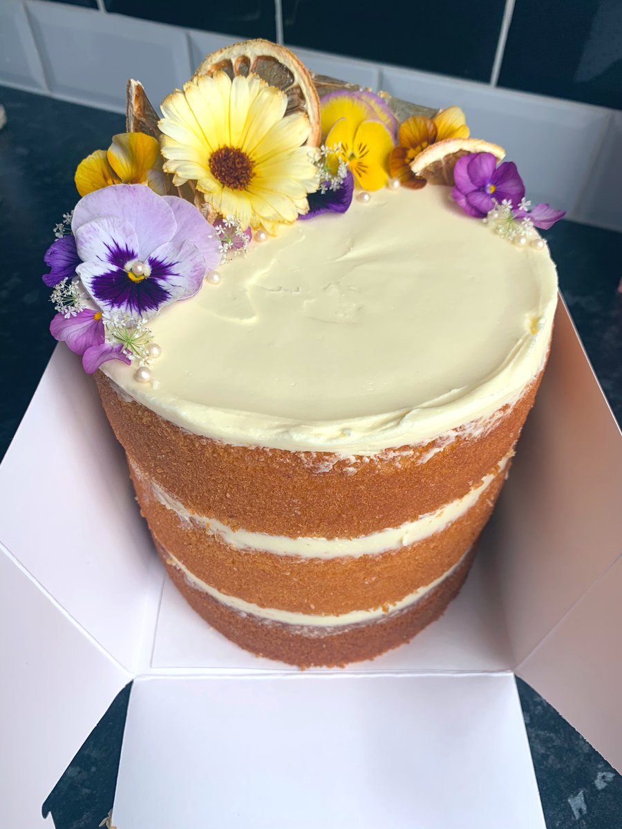 clemserrell's tweet image. A few cakes from the last week. Some for birthdays, some just from one family member to another to say hello #lockdownlife #batch22