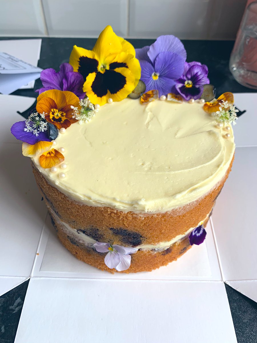 clemserrell's tweet image. A few cakes from the last week. Some for birthdays, some just from one family member to another to say hello #lockdownlife #batch22