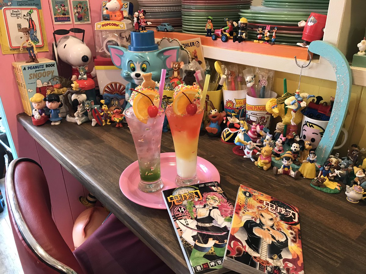 Teira Dochiraika ティーラ ドチライカ على تويتر クリームソーダ甘露寺蜜璃と煉獄杏寿朗を飲んで鬼滅巻を買いにいきました 時間が早かったからか並ばず買えました はじまりどころteiradochiraika ティーラドチライカ Fireking ディズニー 松山カフェ