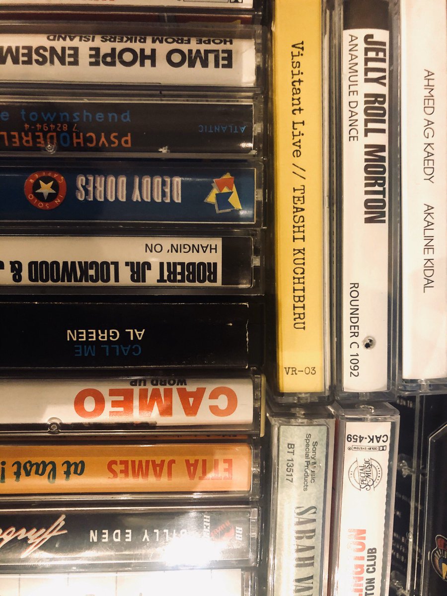 ちょっとした生活の隙間にカセットテープを聴くと気分があがります。今日は今日届きたての、てあしくちびるのVistant Liveが最高過ぎて気分があがりきって、ドアノブに腰を強打した。

teashikuchi.stores.jp