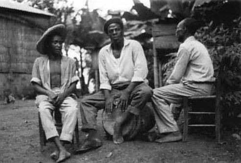 A l'origine la Biguine est née au courant du 19ème siècle et tire ses influences principales du bèlè, une musique d'origine africaine que pratiquaient les esclaves