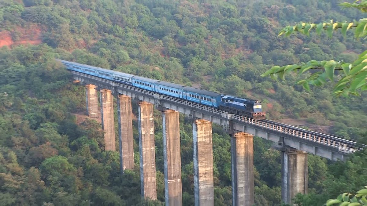 या भागाबद्दल बोलायला शब्द खरंच पुरणार नाहीत,समोर कधी डोंगराळ भागातून तर कधी घनदाट जंगलातून जाणारी ती कोंकण रेल्वे दिसते तर कधी कधी नागमोडी वळण असलेले समुद्रकिनारचे रस्ते दिसतात.(4/10)