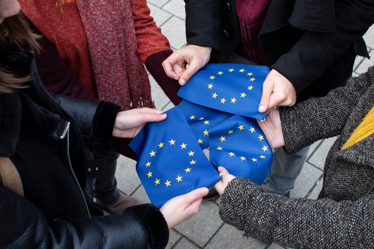 UEFrance's tweet photo. C'est la Journée européenne des langues !
Avec 24 langues officielles et 60 langues minoritaires & régionales, l'UE est fière de protéger & de promouvoir l'incroyable diversité linguistique de notre continent → https://t.co/BuBmkIsSji
#EDLangs #UnitedinDiversity #ThisIsTheEU https://t.co/zQLCq5ZNDP
